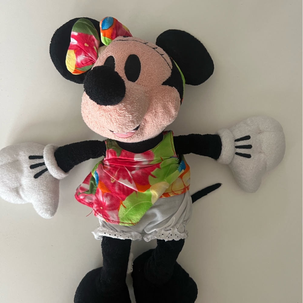 VACATION MINNIE MOUSE PLUSH TOY